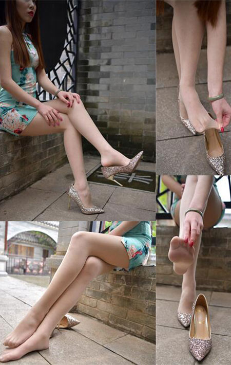 长腿美女摆弄自己的肉丝袜