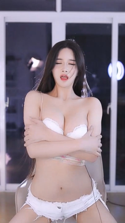 CC小恩雅口交针筒拉开底裤让看脱衣舞调教骚舞高潮