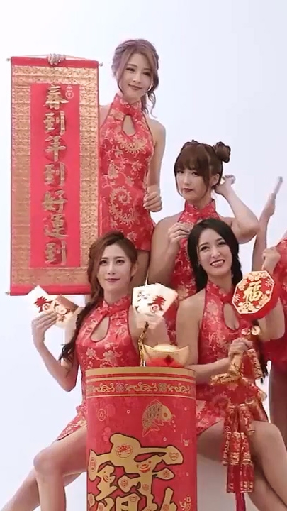 性感女郎给大家拜早年啦！红旗袍诱惑3分