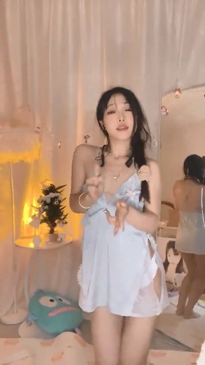 【bigo直播】S4 直播大尺度擦边整活 真空凸点 乳贴 内衣【50V4.5G7小时44分】