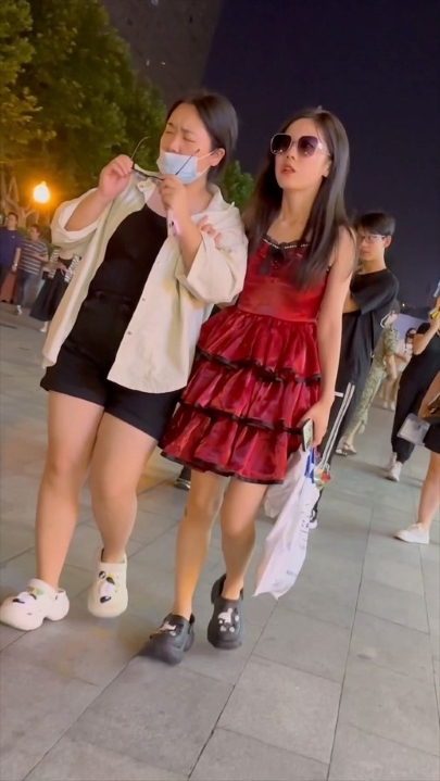 猎奇贴 街拍无内抄底  非喜慎入