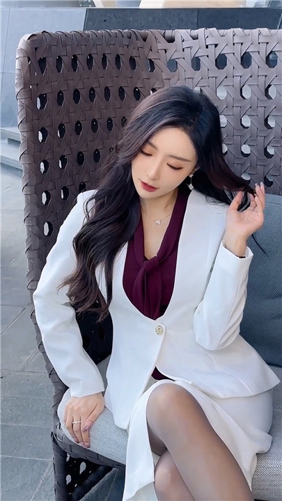秀人【王馨瑶】 性感御姐 白西装 开档丝袜美腿7‘37“