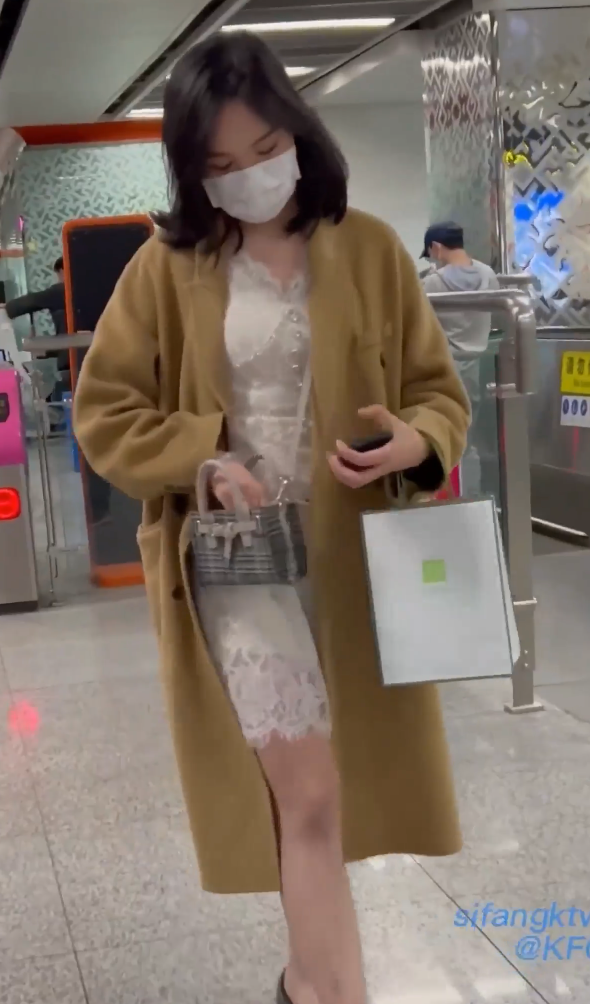 尾随CD不穿内裤 1080P 4V