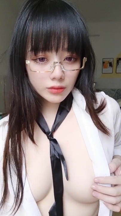 骚货coser九言早期直接露点21P+2V