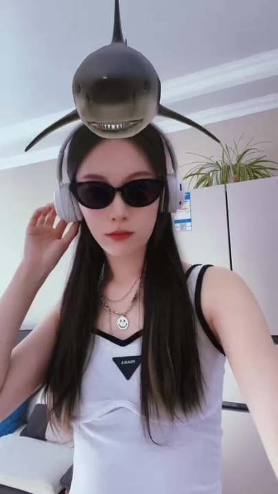 大四学姐汪修颖爱好自拍，果舞滋味，看似文质雅实则骚妹 15V 5分半