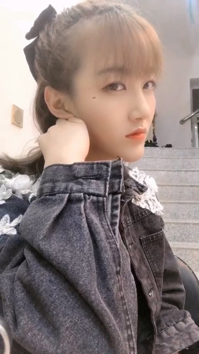 ⭐巅峰颜值⭐反差美女『初恋』露脸露点 定制私拍 35V 1小时7分钟 1.49G