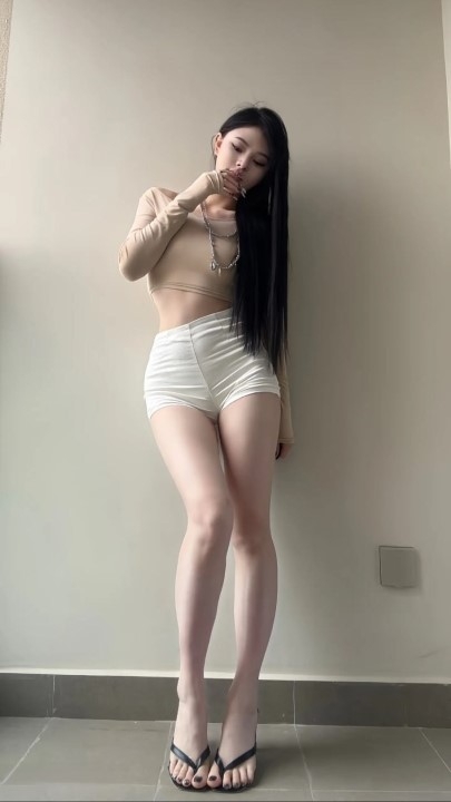 抖音35万粉颜值嫩妹【兰兰小可爱】自拍流出 480P 30V 36分钟 706M