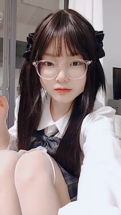 【2025年新品】高颜清纯大波 眼镜嫩妹【栗子喵】付费 1V 56分钟 652M