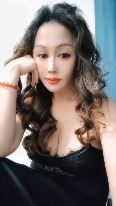 【快手福利】风骚熟女【龙江四姐】自#慰骚丝袜诱惑 变装裸舞女王裸舞 15v18分 w0350