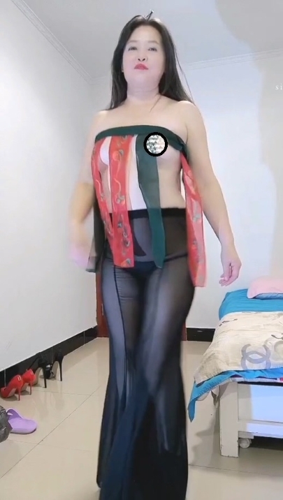 抖音熟女【孟楠】情趣内衣果舞走秀 蔬菜水果紫薇 22V 51分钟 985M