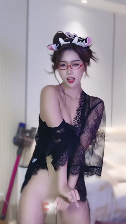 精品裸舞【粉红】会跳韩舞的台湾少女  15v53分 w0517