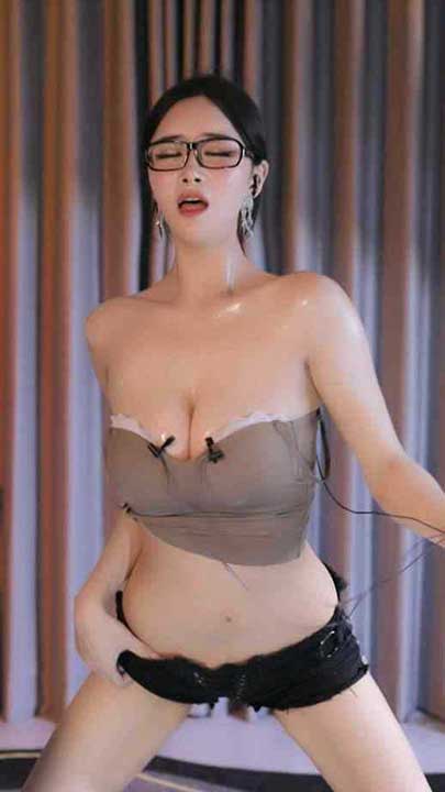 网易CC 小恩雅 定制福利急速抖奶1V