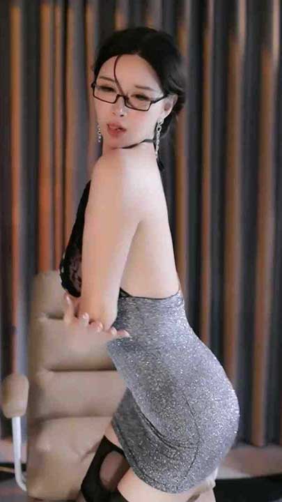 网易CC 小恩雅 定制福利脱衣吐奶1V【751M】