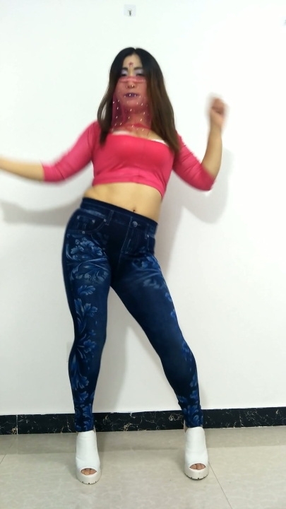 曾火爆全网广场舞【雅蕾】骚裸紫薇+绝活黄鳝 33V 2小时 6.2G