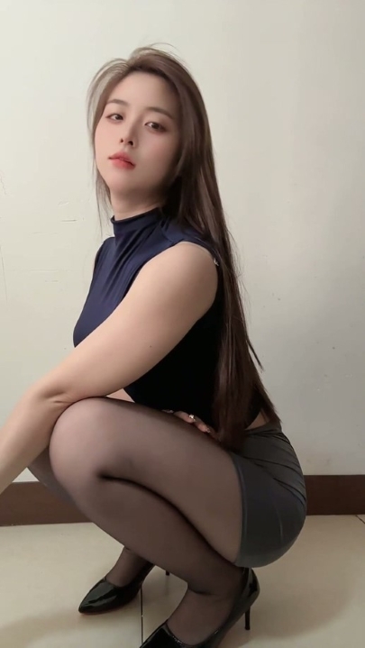 抖音极品骚妹【娜娜】私拍道具紫薇 4V 15分钟 539M