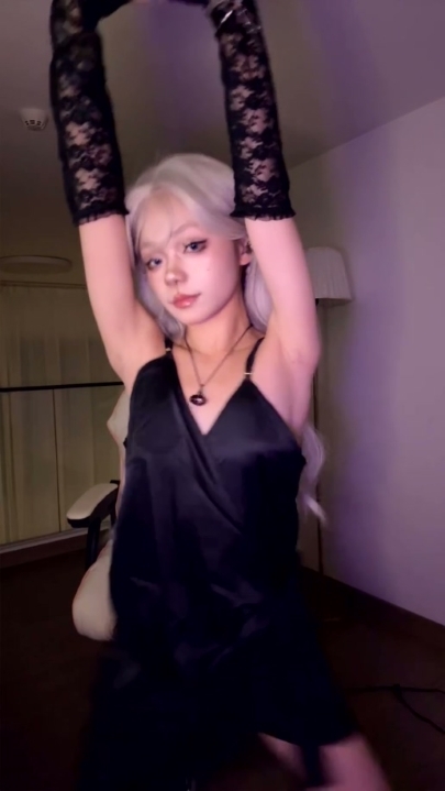 精灵系尤物【羚】 超顶裸舞紫薇 3V 4小时20分钟 2.57G