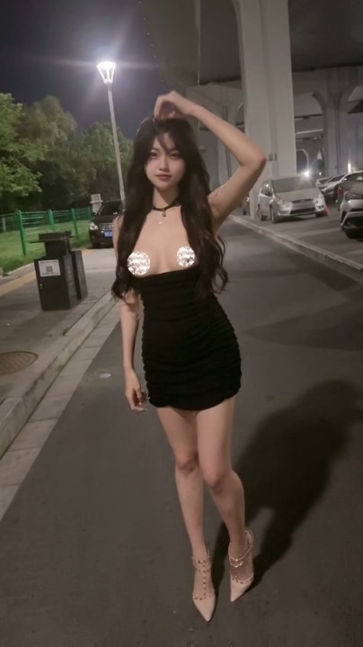 西萌工作室萌妹【乐乐】深夜街头露出2部4K 24分钟 3.61G