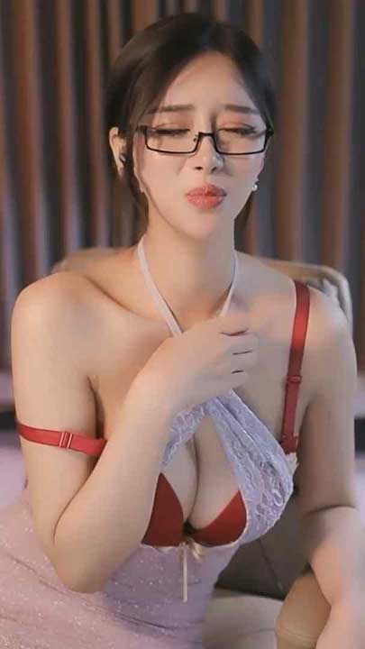 网易CC 小恩雅 定制剧情，妈妈被儿子同学骗去lun1V【655M】