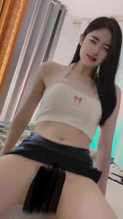 花椒 软软酥酥猫 气质高挑美女，露脸露点裸舞顶胯8V【166M】