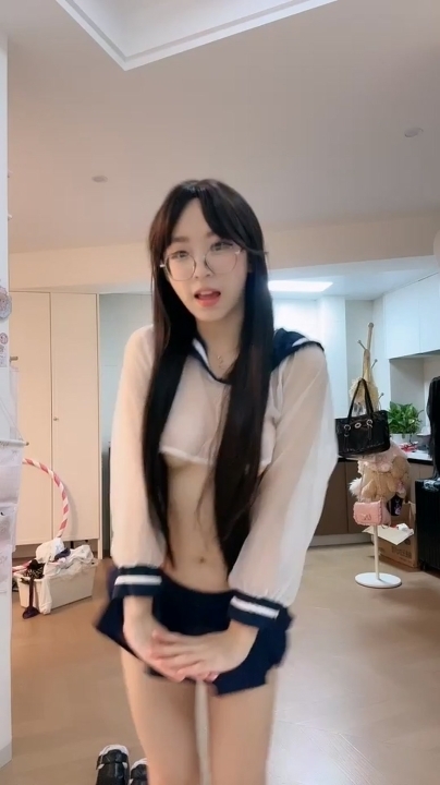 顶级校花【精品粉宝宝】裸舞双道具紫薇 4V 4小时20分钟 2.78G