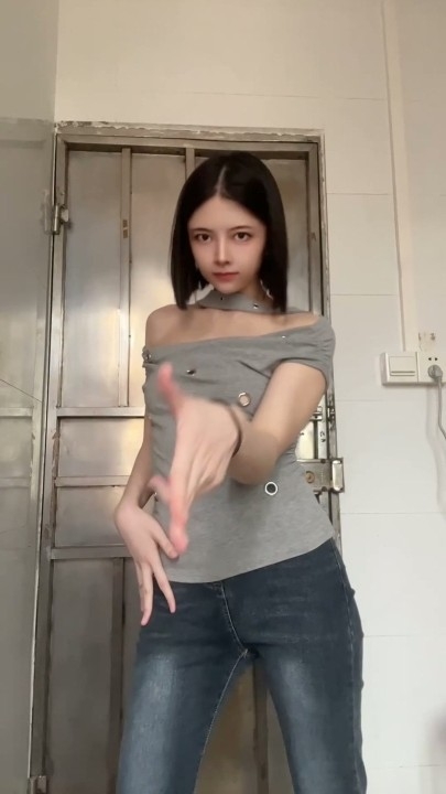 推特热舞女神【小西西】最新长时定制 520会员福利 46V 29分钟 2.47G