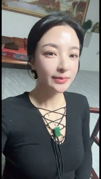 抖音颜值少妇【二姐】丝袜 紫薇 7V 13分钟 985M