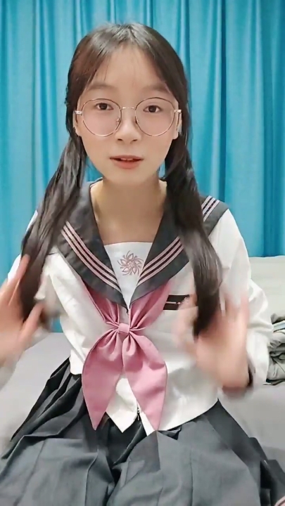 反差眼镜大学生【兔奶】大屁股丝袜，扣穴自慰，满满撸点 4V 5小时 3.29G