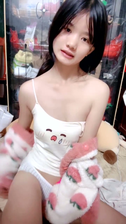 超纯少女【07秋】合集，学妹日常全裸做家务天天跳蛋喷水 9V 5小时40分 5.3G